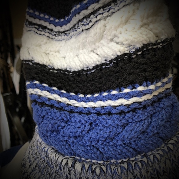 SET - Pom Pom Hat, Scarf, Gloves - Picture 7 of 7